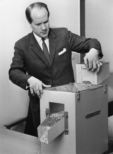 Per Oskar Persson demonstrating the FLoFREEZE fluidization principle.