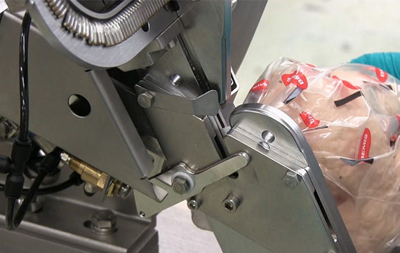 Econo-AT1100-labeler-chicken