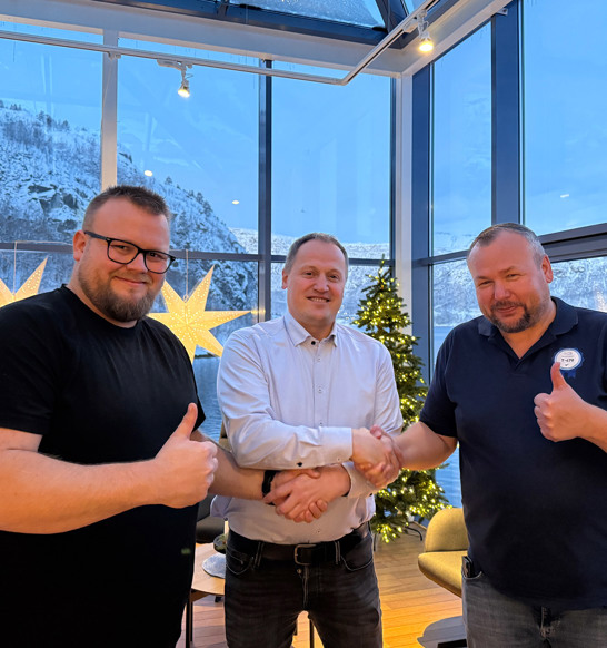 Evi Handshake Astafjord